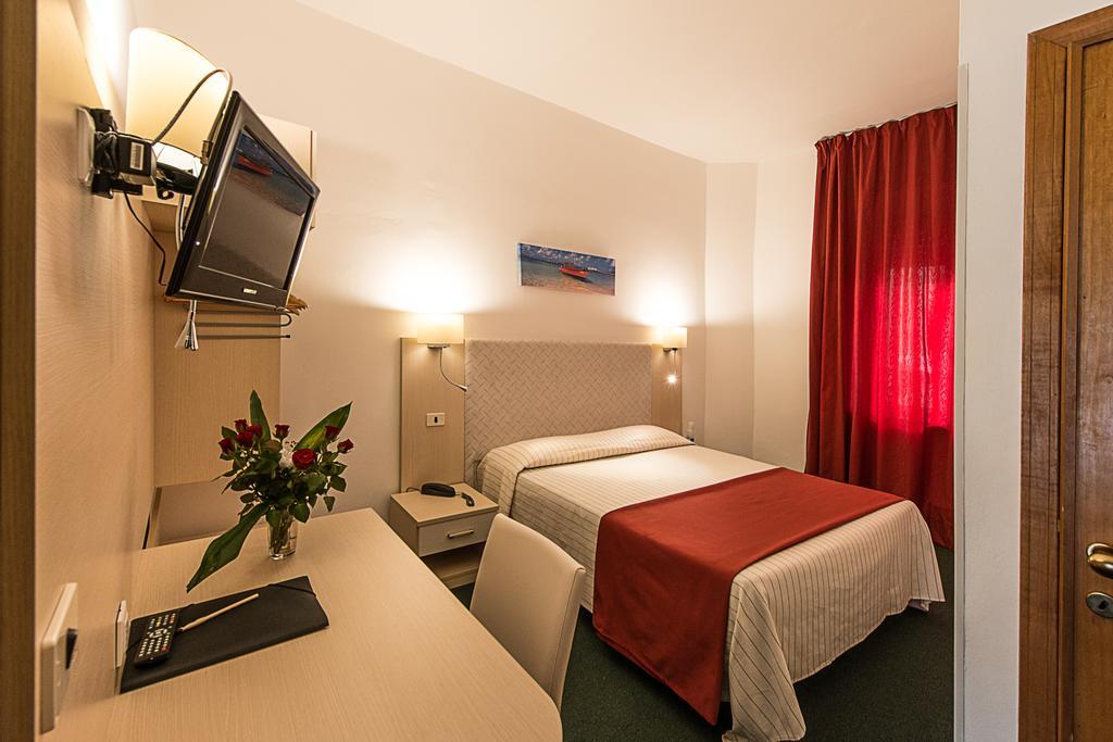 Hotel Ariston Piombino Zimmer foto